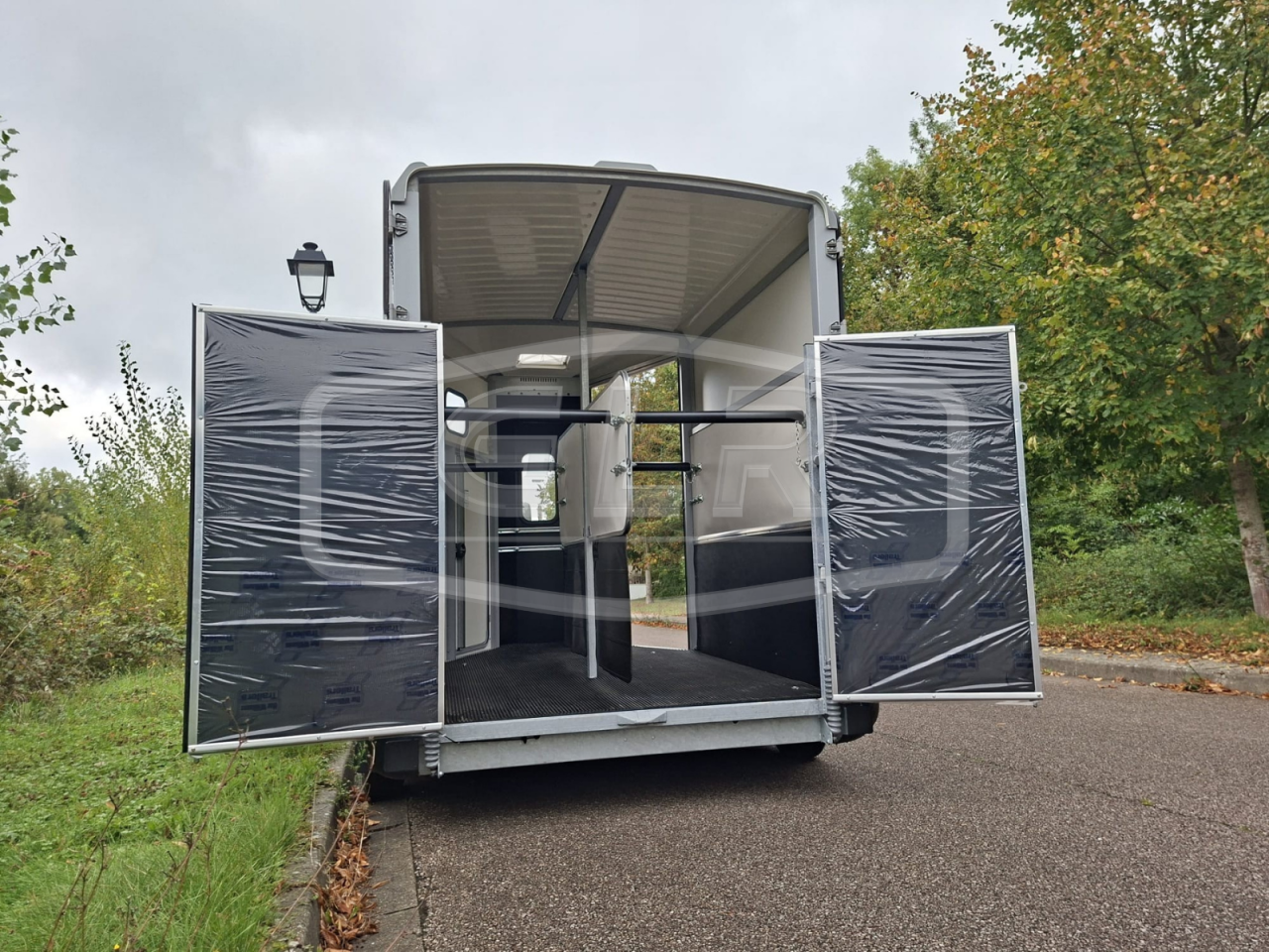 VAN IFOR WILLIAMS NEUF – HB 511 PONT PORTE ARRIERE – GRAND CHEVAUX – 2 PLACES