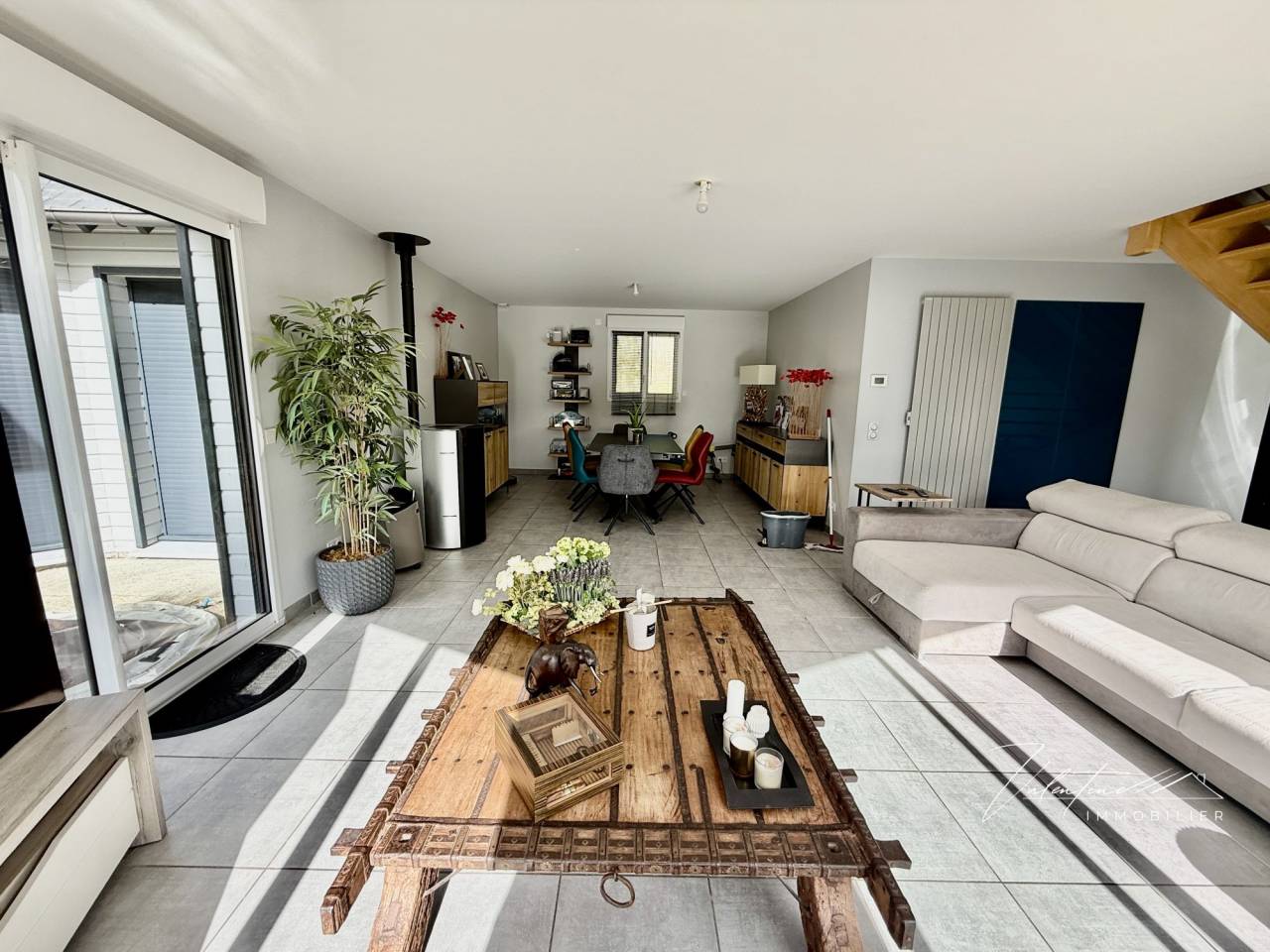 MAISON CONTEMPORAINE AVEC UNE VUE DÉGAGÉE