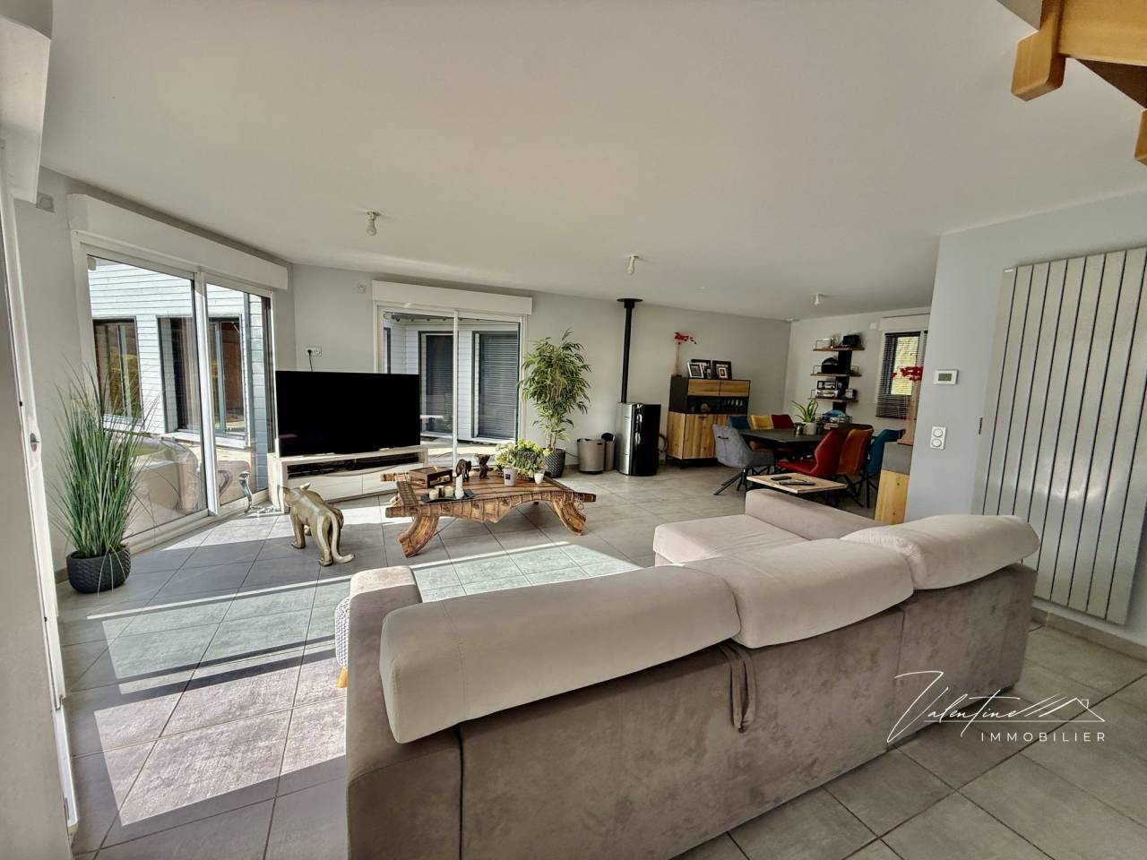 MAISON CONTEMPORAINE AVEC UNE VUE DÉGAGÉE