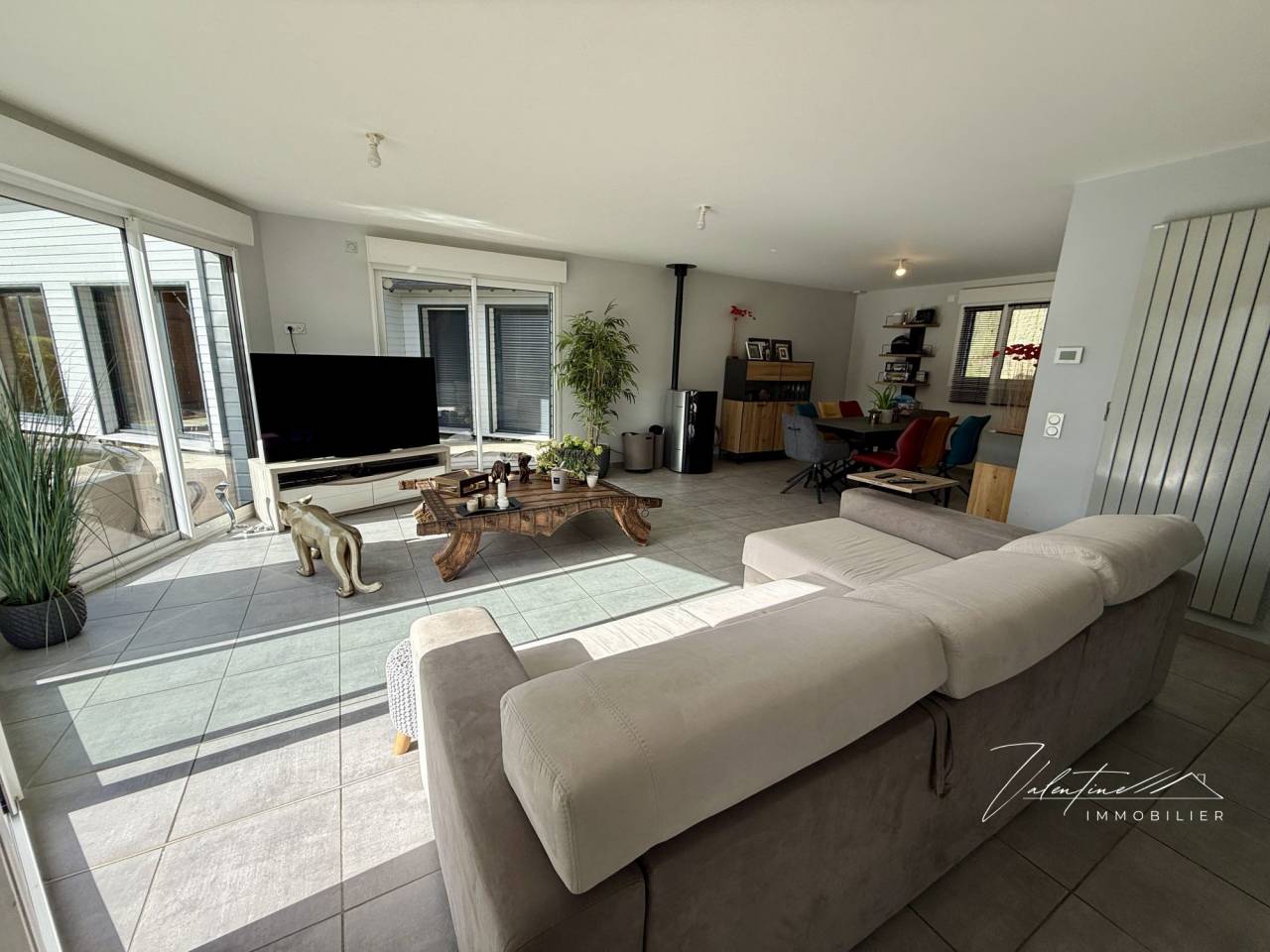 MAISON CONTEMPORAINE AVEC UNE VUE DÉGAGÉE