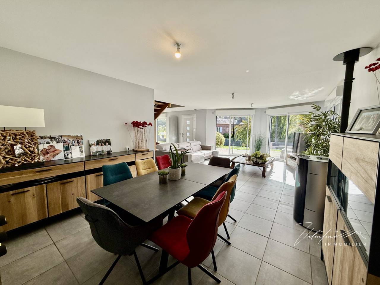 MAISON CONTEMPORAINE AVEC UNE VUE DÉGAGÉE