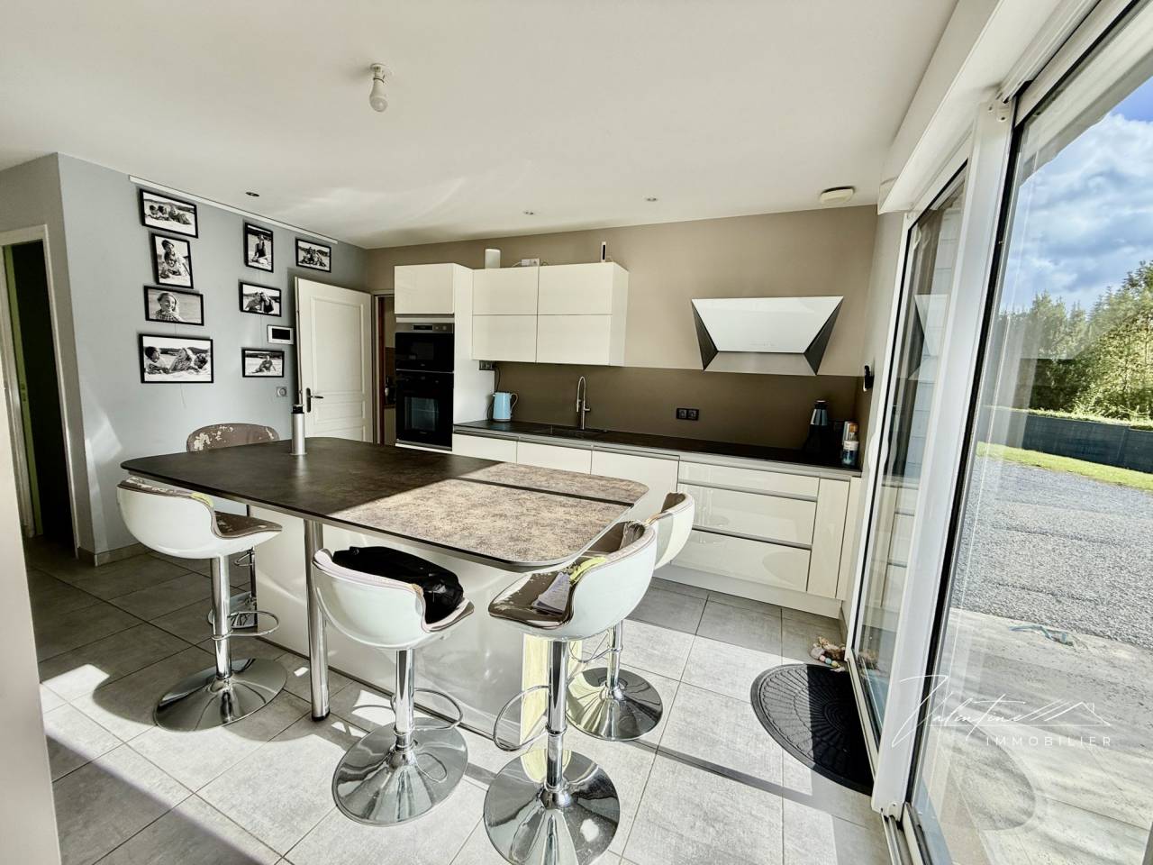 MAISON CONTEMPORAINE AVEC UNE VUE DÉGAGÉE