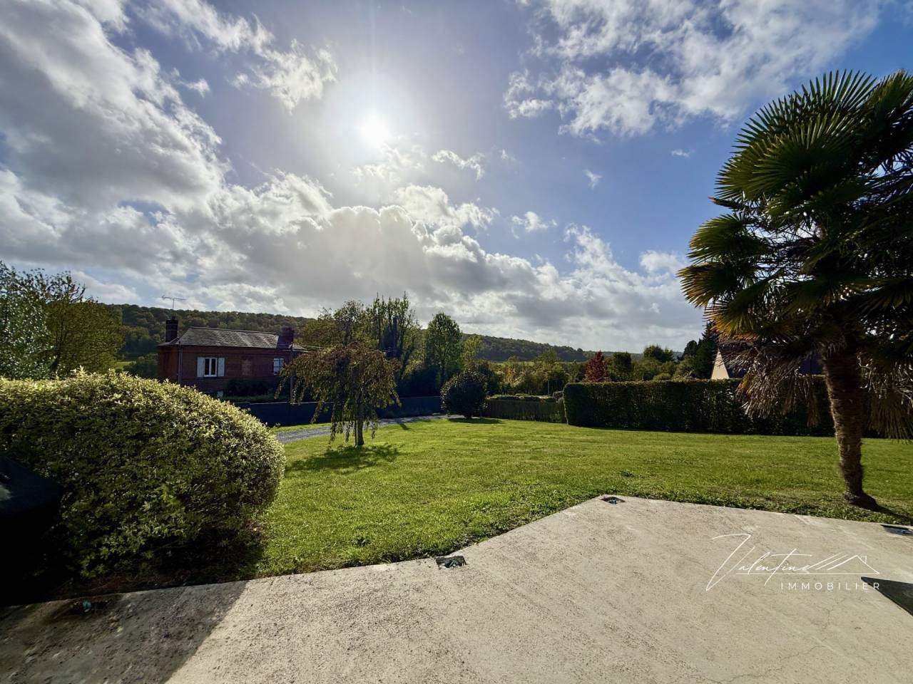 MAISON CONTEMPORAINE AVEC UNE VUE DÉGAGÉE