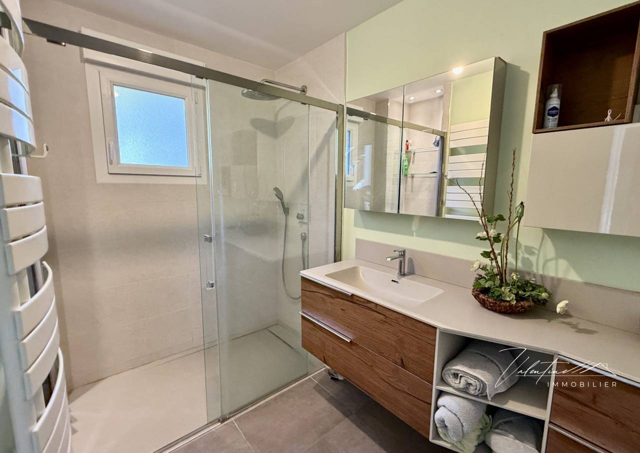 MAISON CONTEMPORAINE AVEC UNE VUE DÉGAGÉE