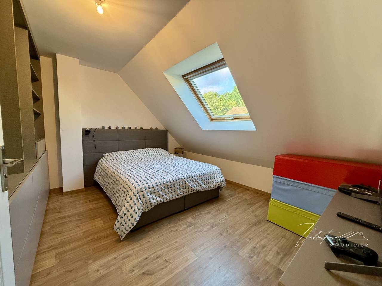 MAISON CONTEMPORAINE AVEC UNE VUE DÉGAGÉE