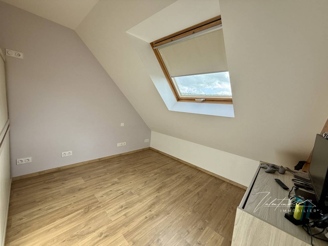 MAISON CONTEMPORAINE AVEC UNE VUE DÉGAGÉE