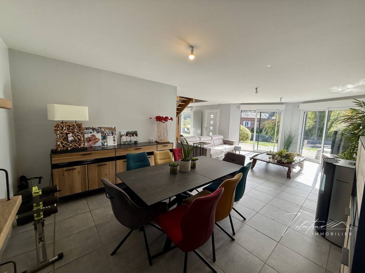 MAISON CONTEMPORAINE AVEC UNE VUE D&Eacute;GAG&Eacute;E