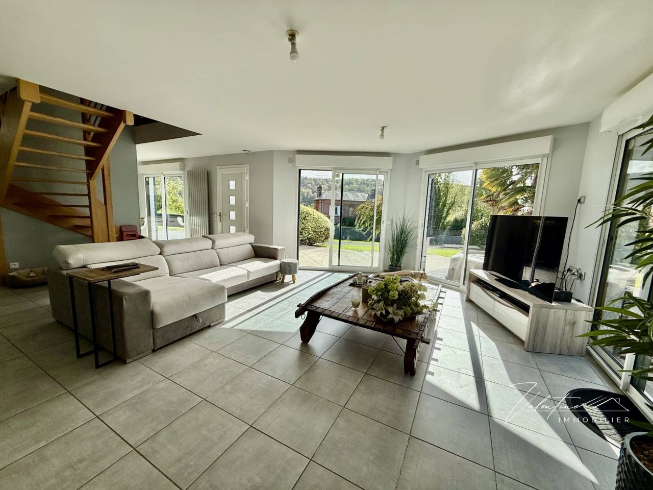 MAISON CONTEMPORAINE AVEC UNE VUE D&Eacute;GAG&Eacute;E