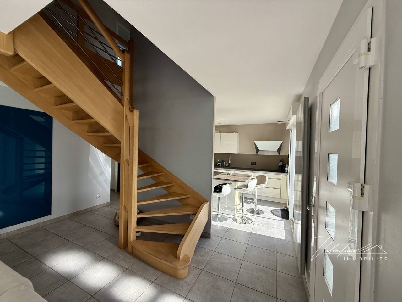 MAISON CONTEMPORAINE AVEC UNE VUE D&Eacute;GAG&Eacute;E