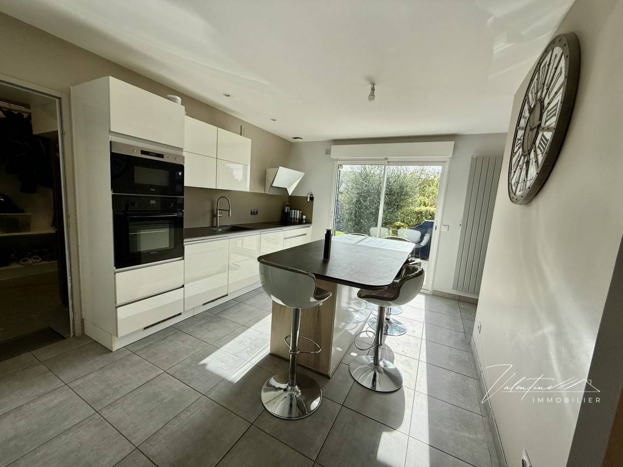 MAISON CONTEMPORAINE AVEC UNE VUE D&Eacute;GAG&Eacute;E