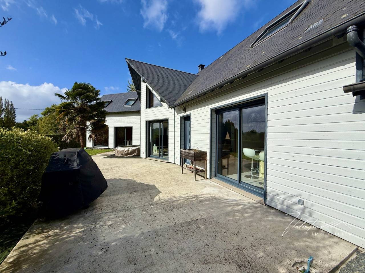 MAISON CONTEMPORAINE AVEC UNE VUE D&Eacute;GAG&Eacute;E