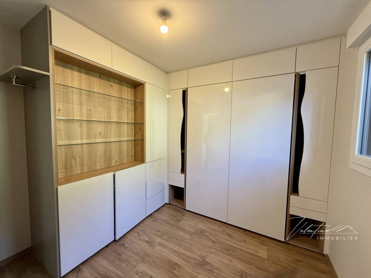 MAISON CONTEMPORAINE AVEC UNE VUE D&Eacute;GAG&Eacute;E