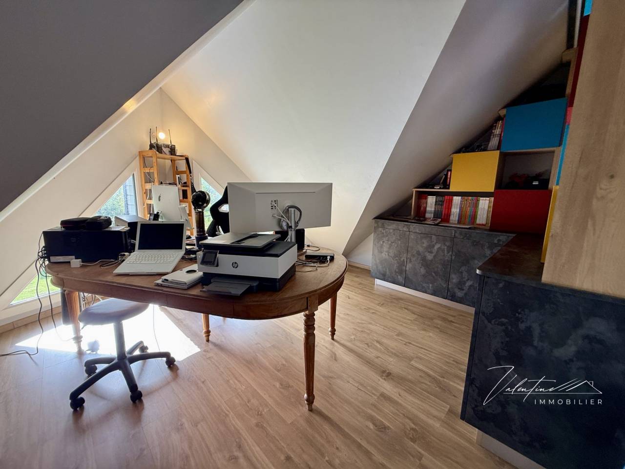 MAISON CONTEMPORAINE AVEC UNE VUE D&Eacute;GAG&Eacute;E