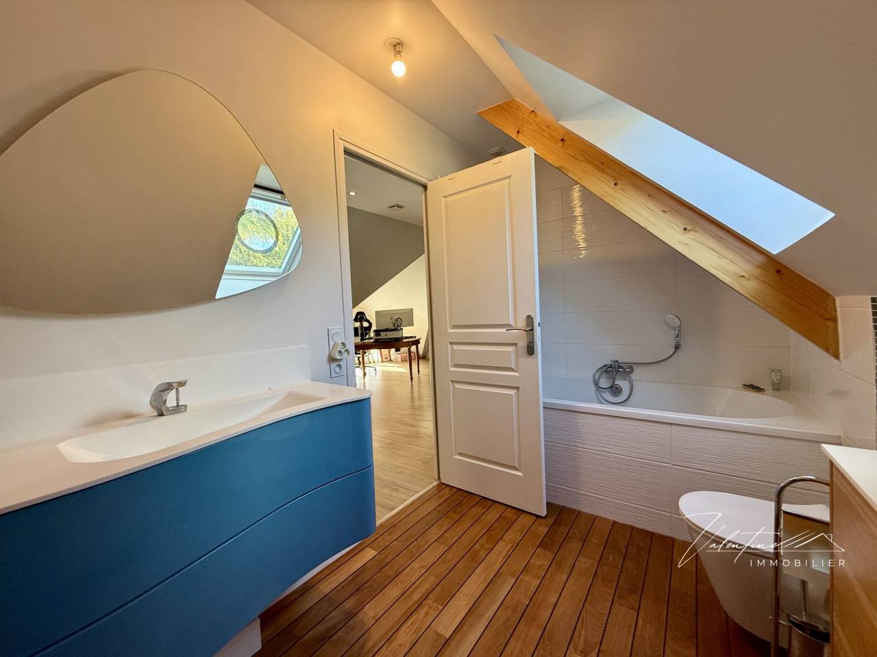 MAISON CONTEMPORAINE AVEC UNE VUE D&Eacute;GAG&Eacute;E