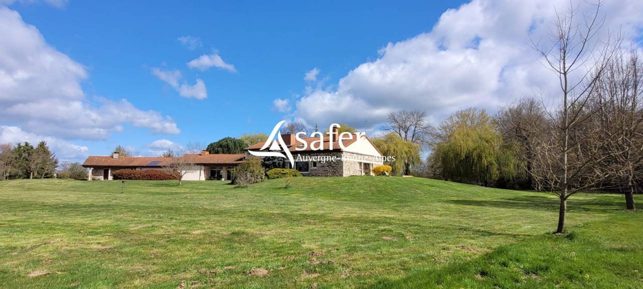 Propri&eacute;t&eacute; de prestige au coeur d'un haras sur 1,30 ha