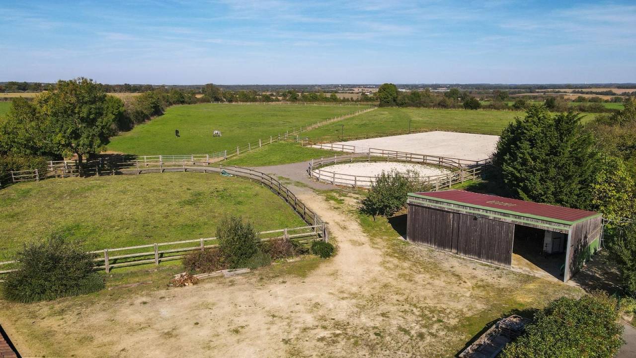 Charmante propriété équestre de 6ha (85)