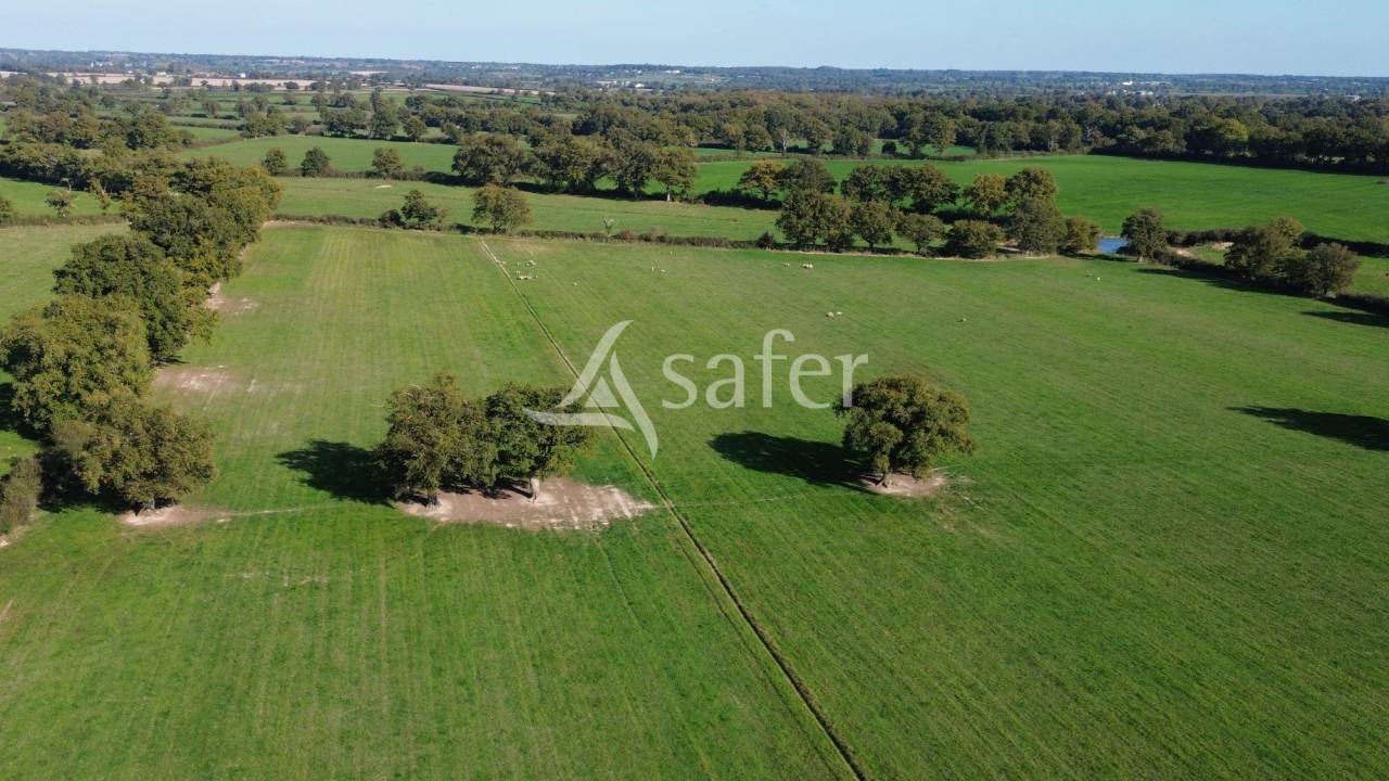 Batiments d'exploitation sur 144 ha