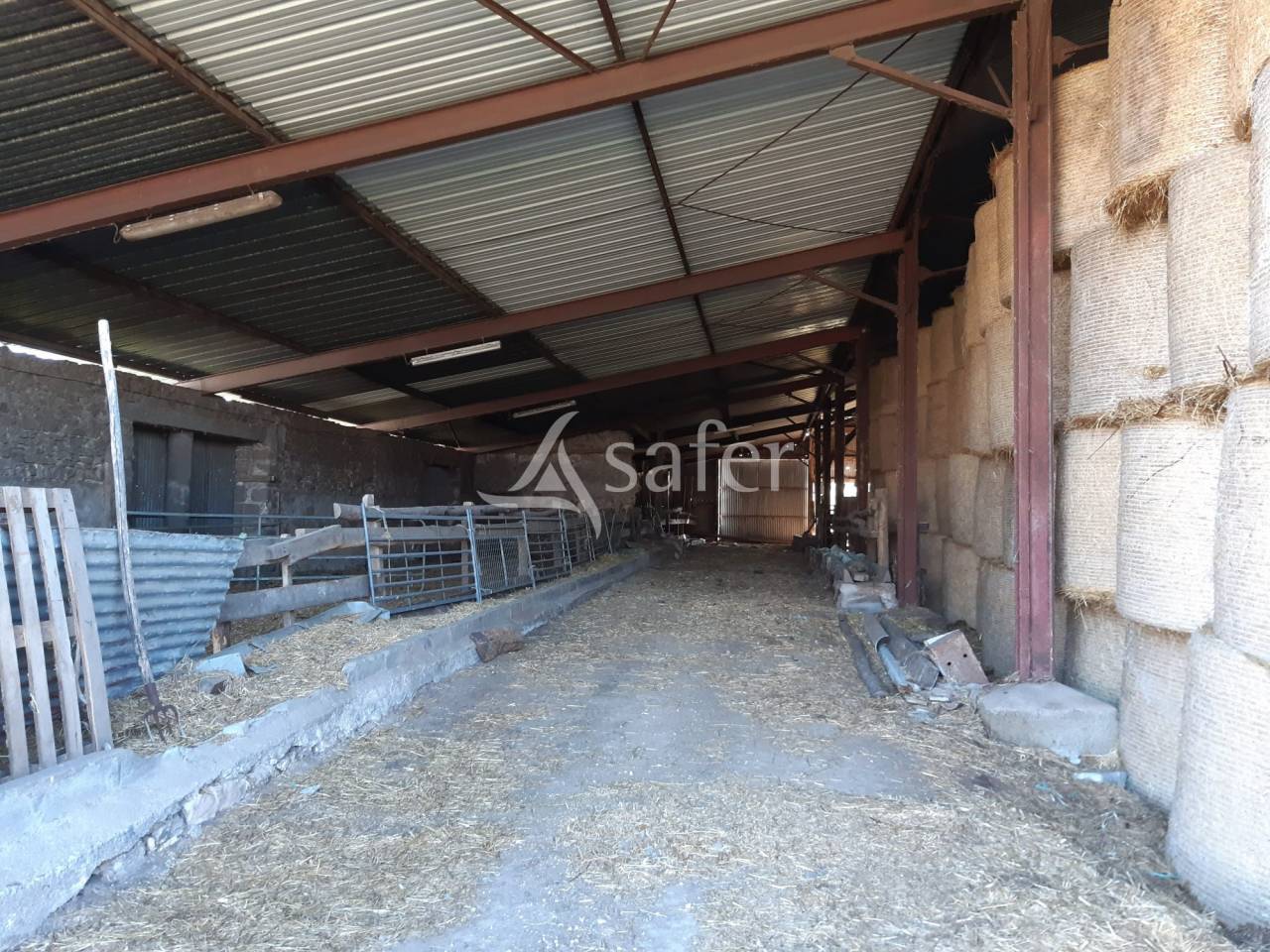 Batiments d'exploitation sur 144 ha