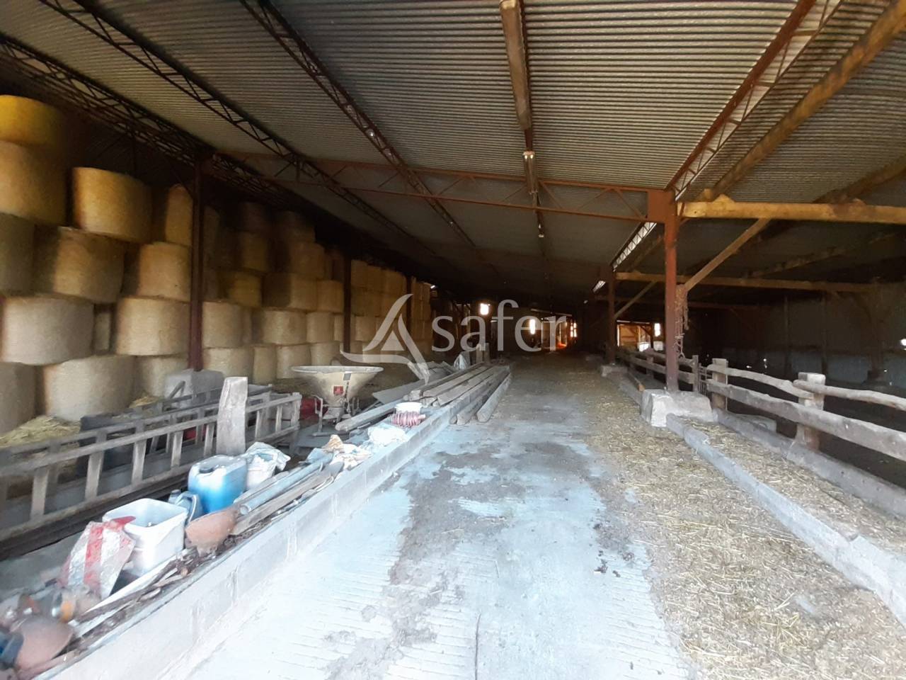 Batiments d'exploitation sur 144 ha