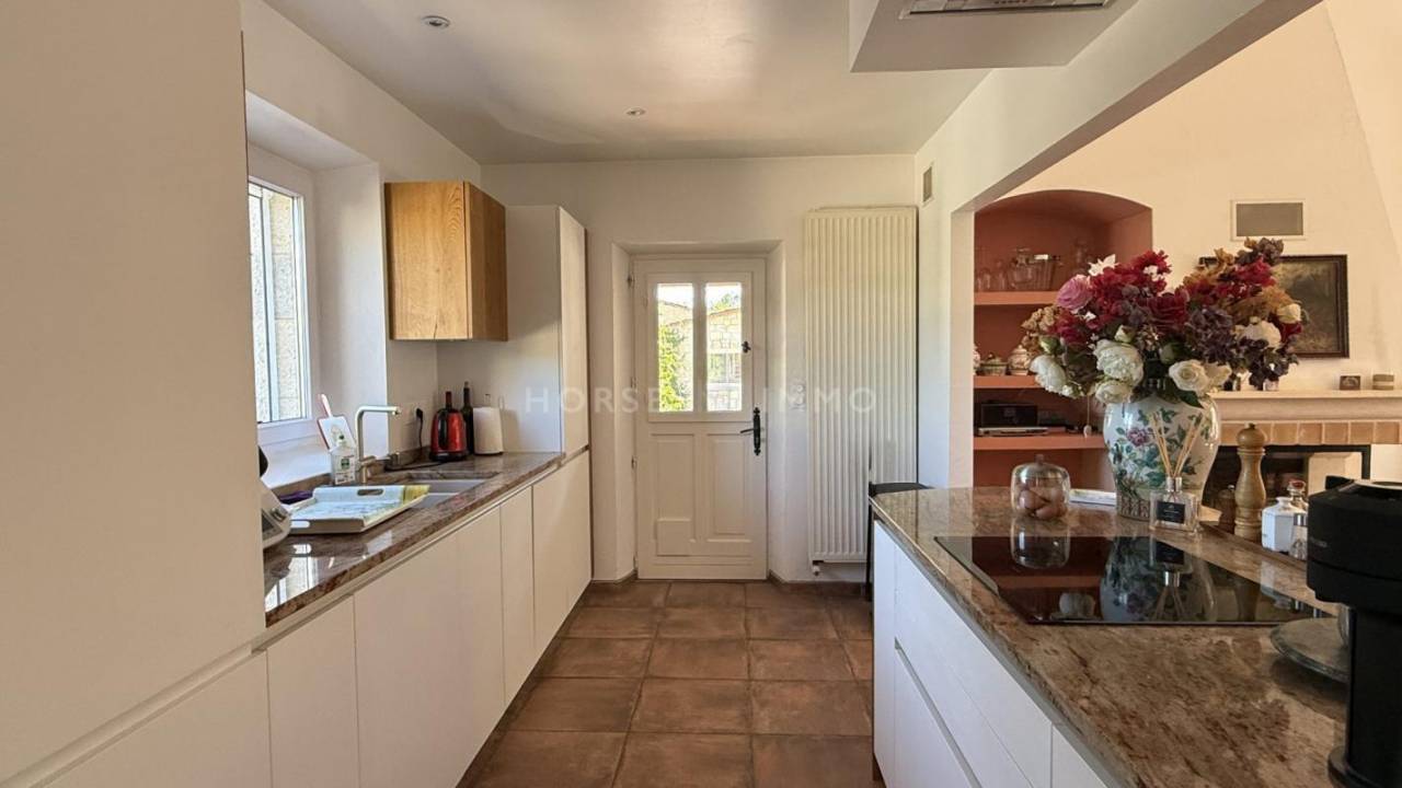 Belle villa avec vue panoramique et aménagements équestres