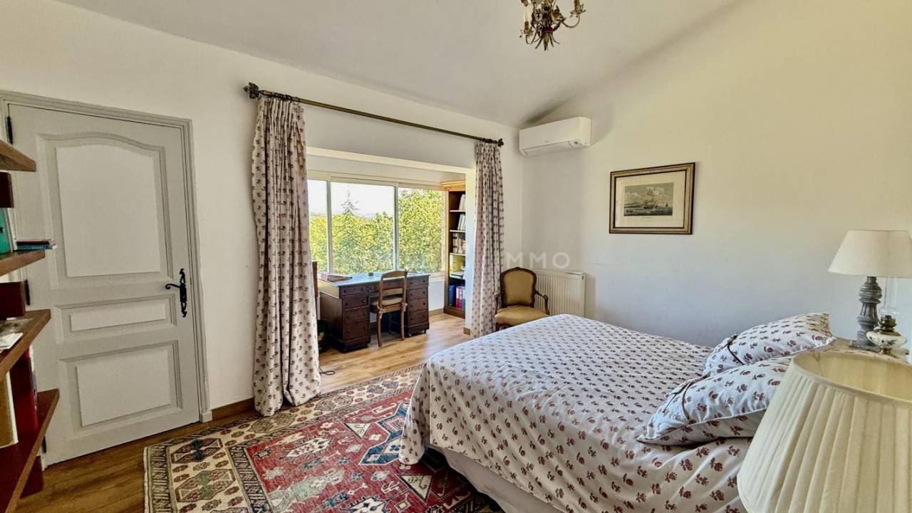 Belle villa avec vue panoramique et aménagements équestres