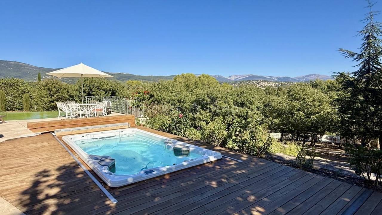 Belle villa avec vue panoramique et aménagements équestres