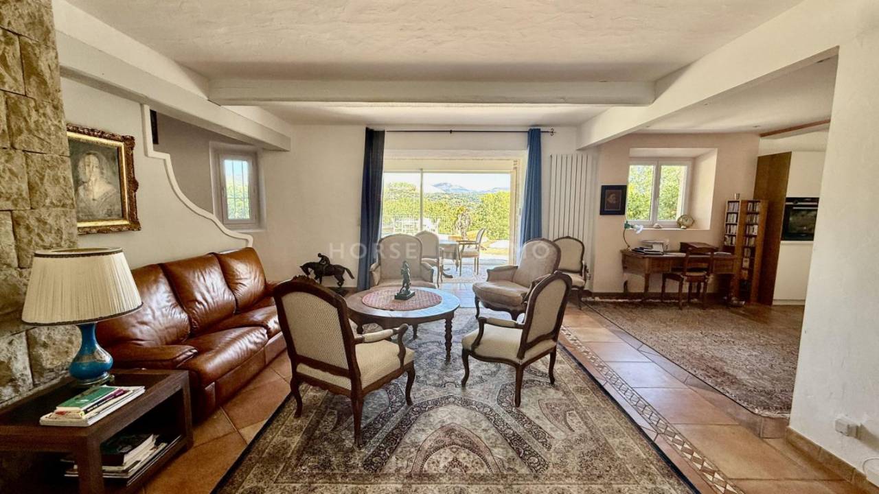 Belle villa avec vue panoramique et aménagements équestres