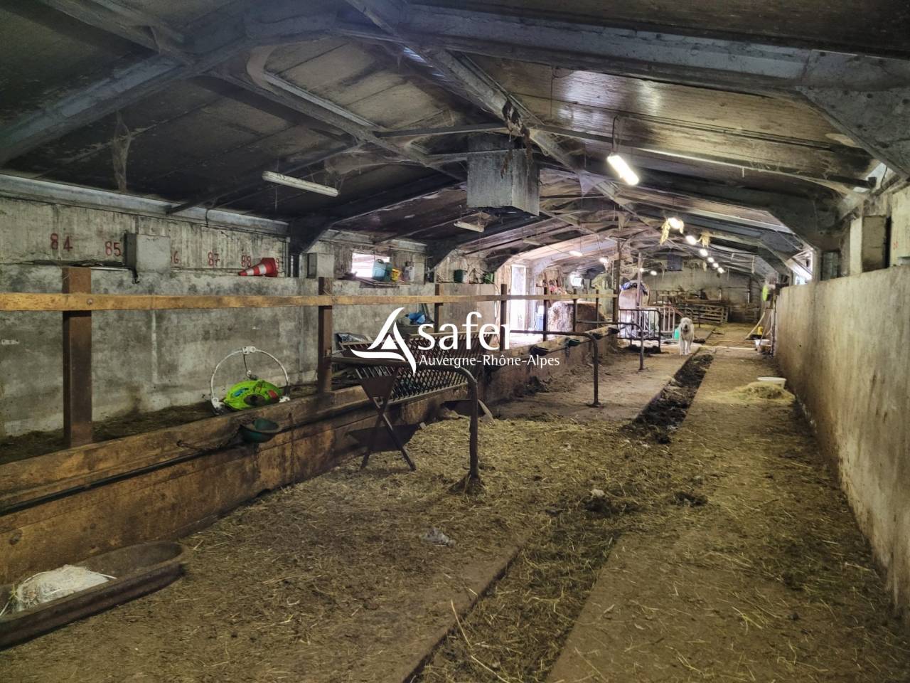 B&acirc;timent tr&egrave;s facilement accessible avec terrains agricoles