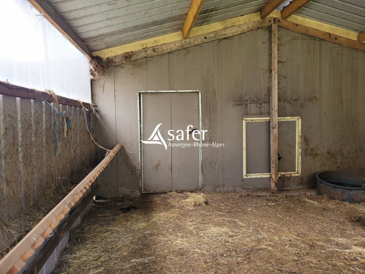 B&acirc;timent tr&egrave;s facilement accessible avec terrains agricoles