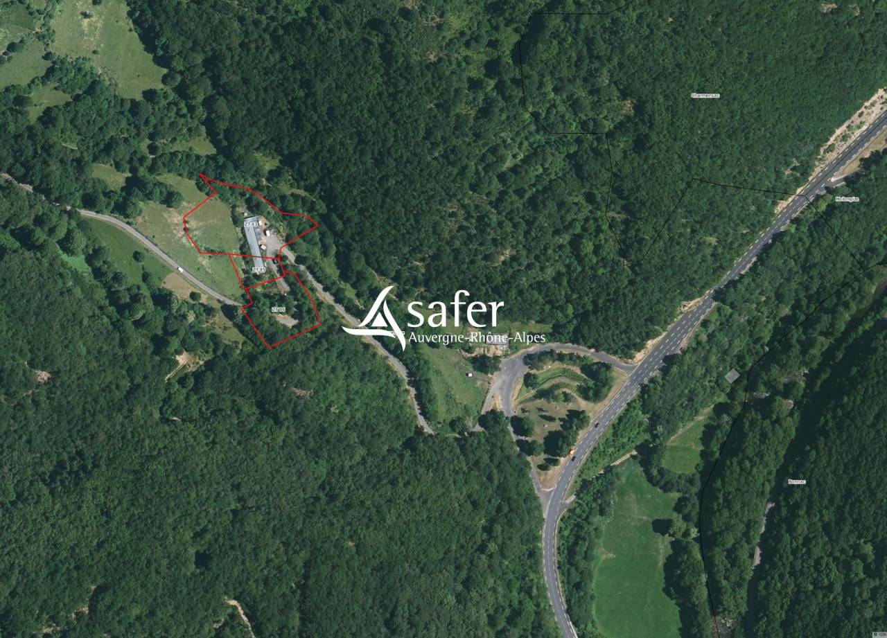 B&acirc;timent tr&egrave;s facilement accessible avec terrains agricoles