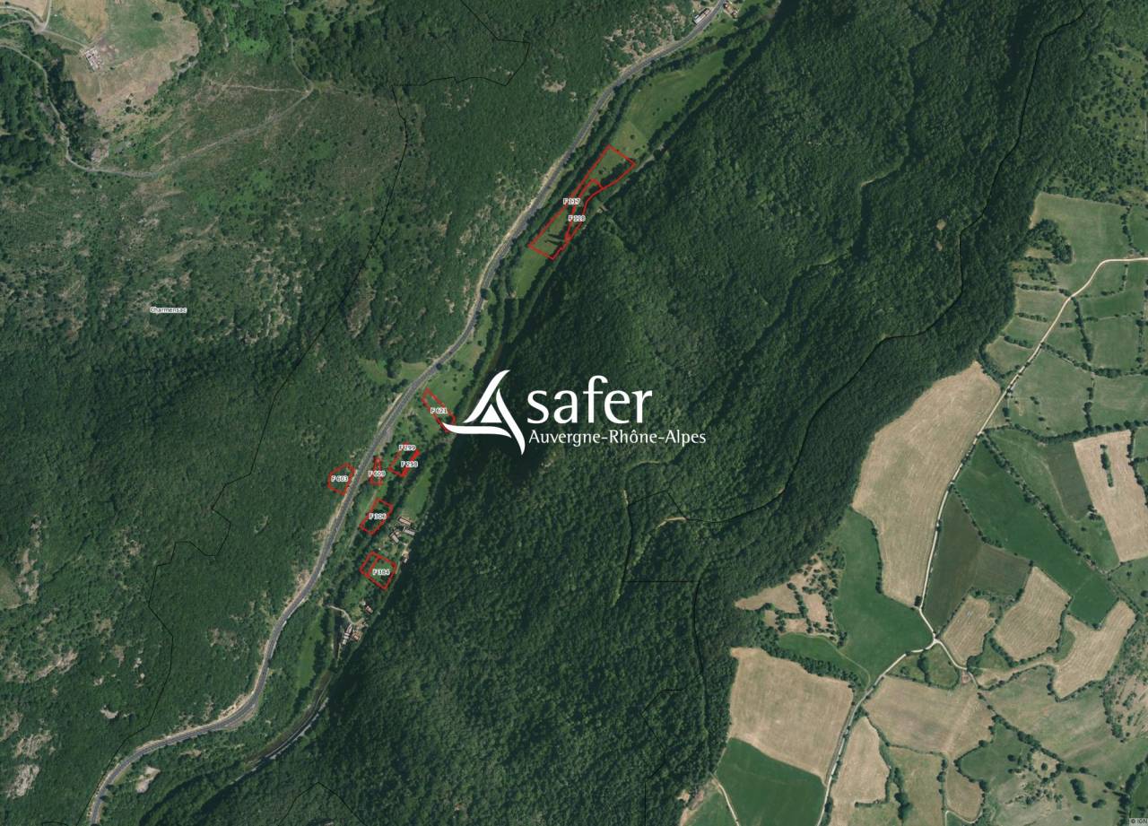 B&acirc;timent tr&egrave;s facilement accessible avec terrains agricoles