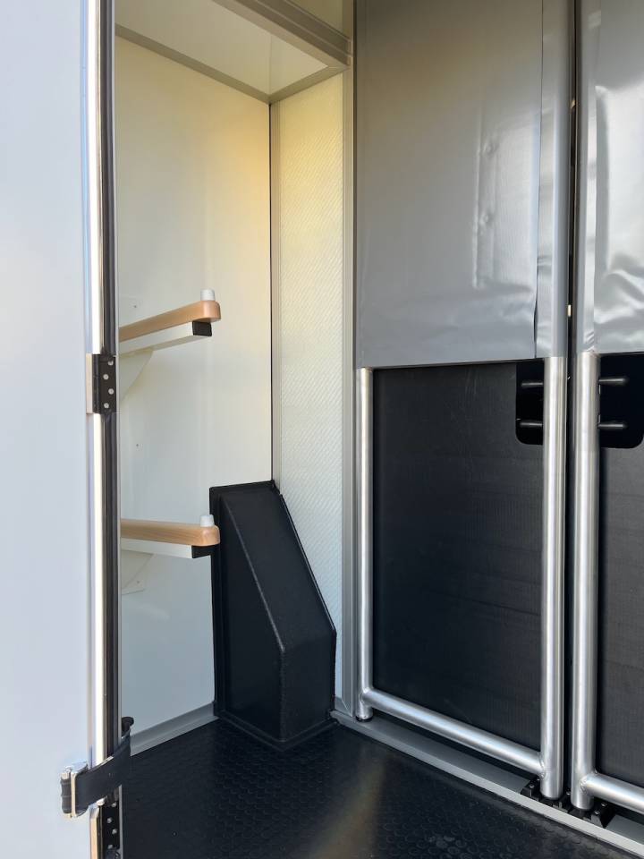 MAXUS DELIVER 9 LUXURY MSG STALLION LIGHT