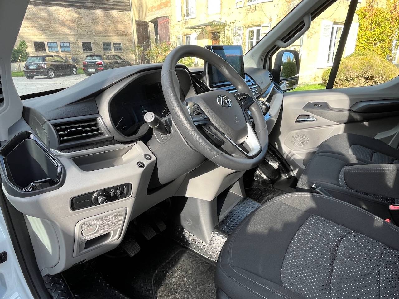 MAXUS DELIVER 9 LUXURY MSG STALLION LIGHT