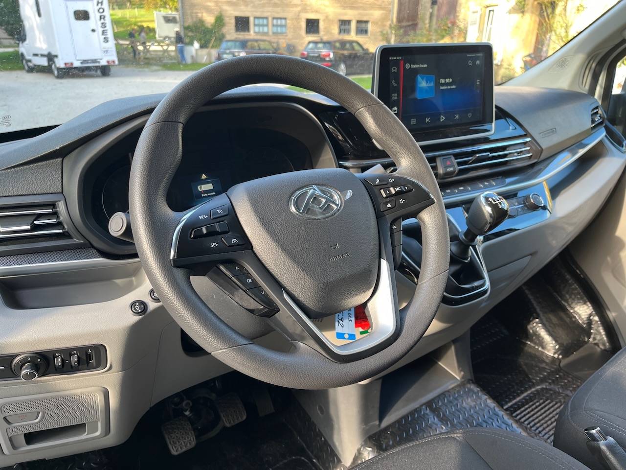 MAXUS DELIVER 9 LUXURY MSG STALLION LIGHT