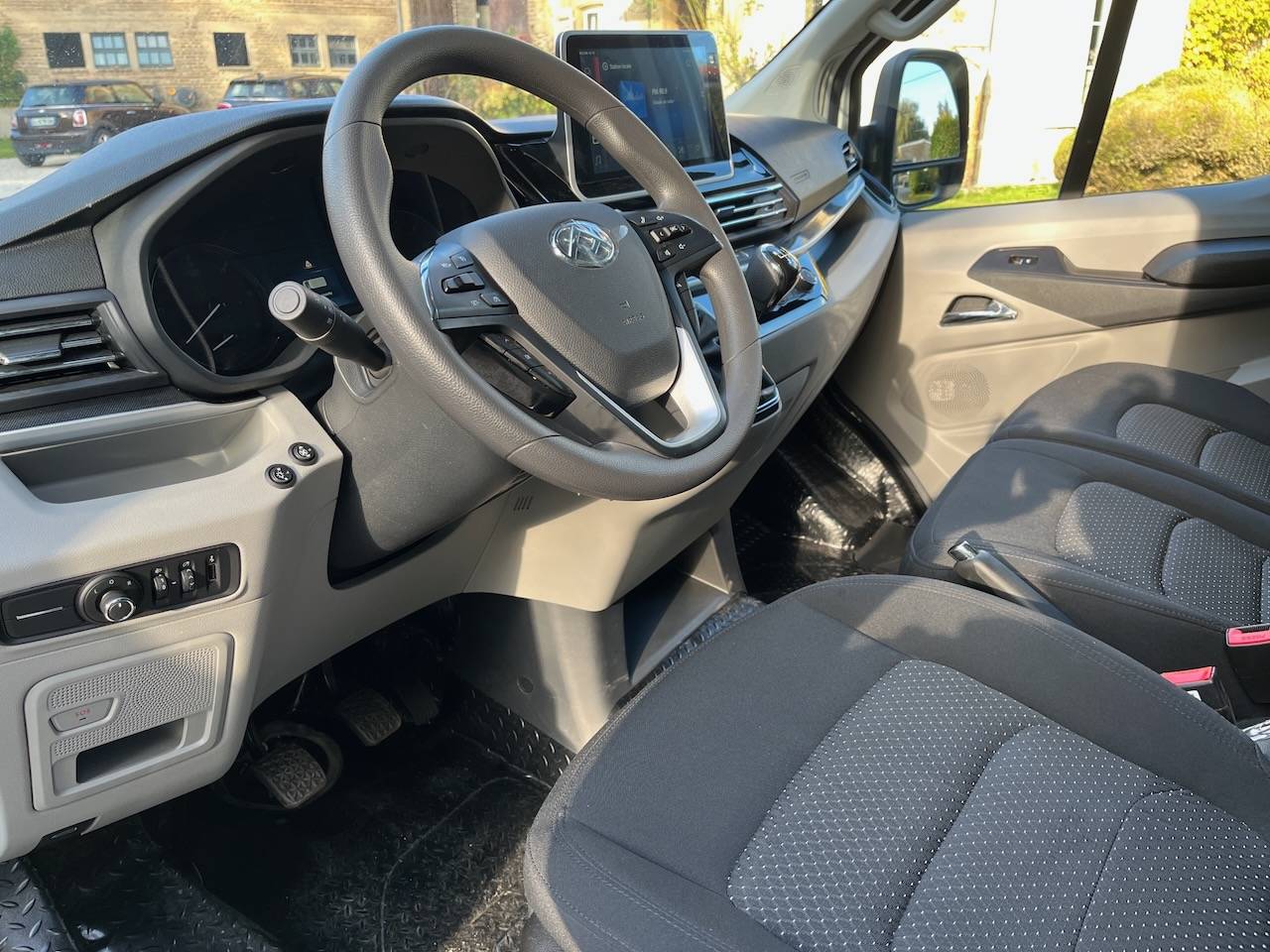 MAXUS DELIVER 9 LUXURY MSG STALLION LIGHT