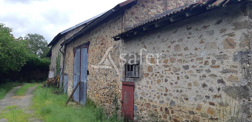 Propriété bâtie d'environ 27 ha 50 groupés