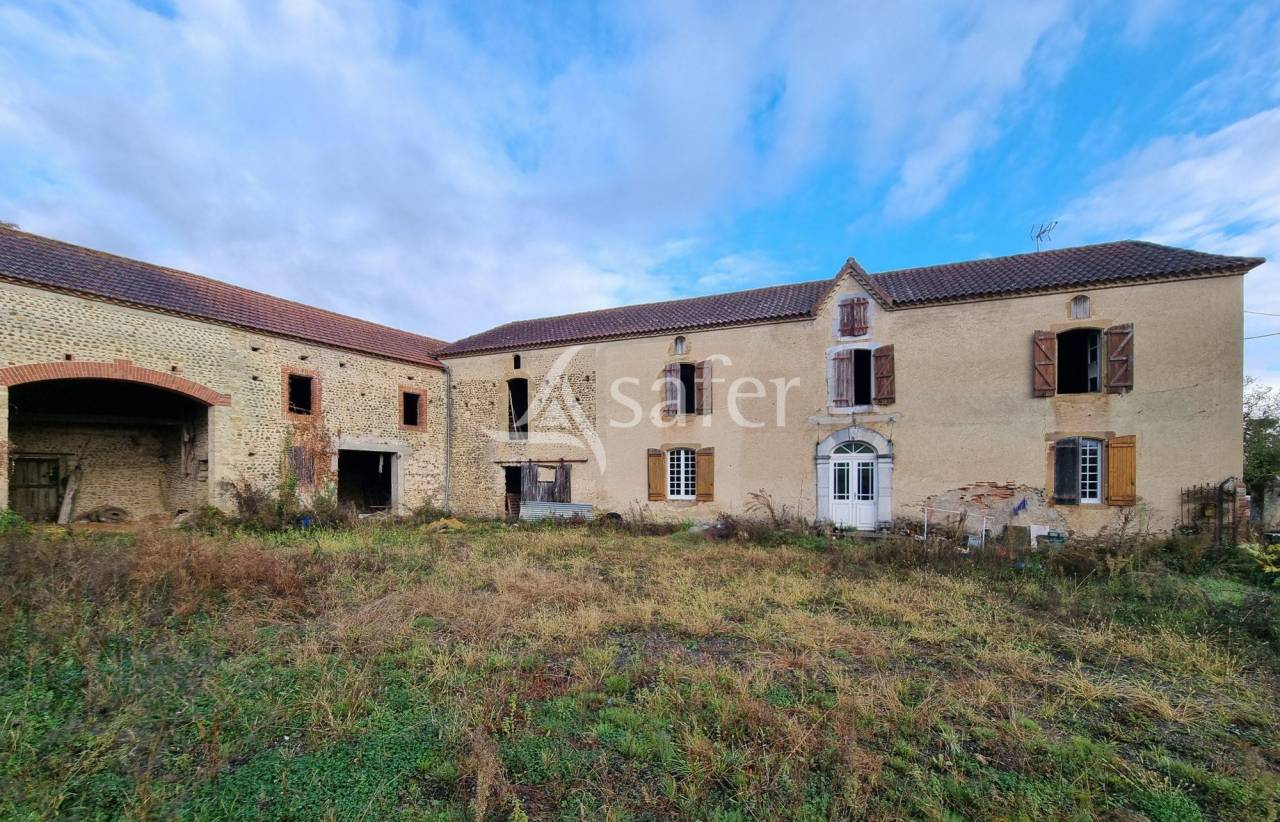 Maison et d&eacute;pendances sur 9ha proche de Madiran