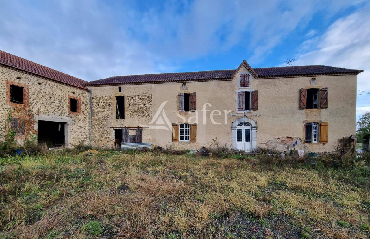 Maison et d&eacute;pendances sur 9ha proche de Madiran