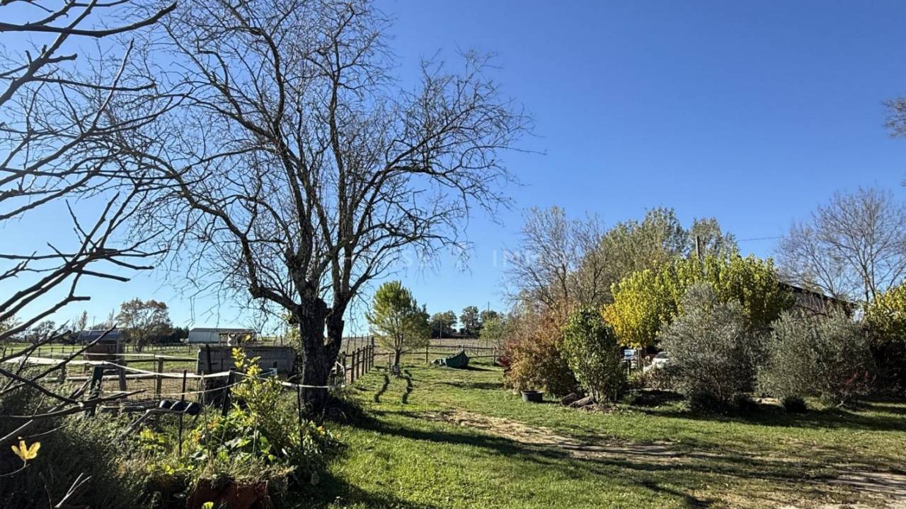 Gard- Très beau mas avec dépendances