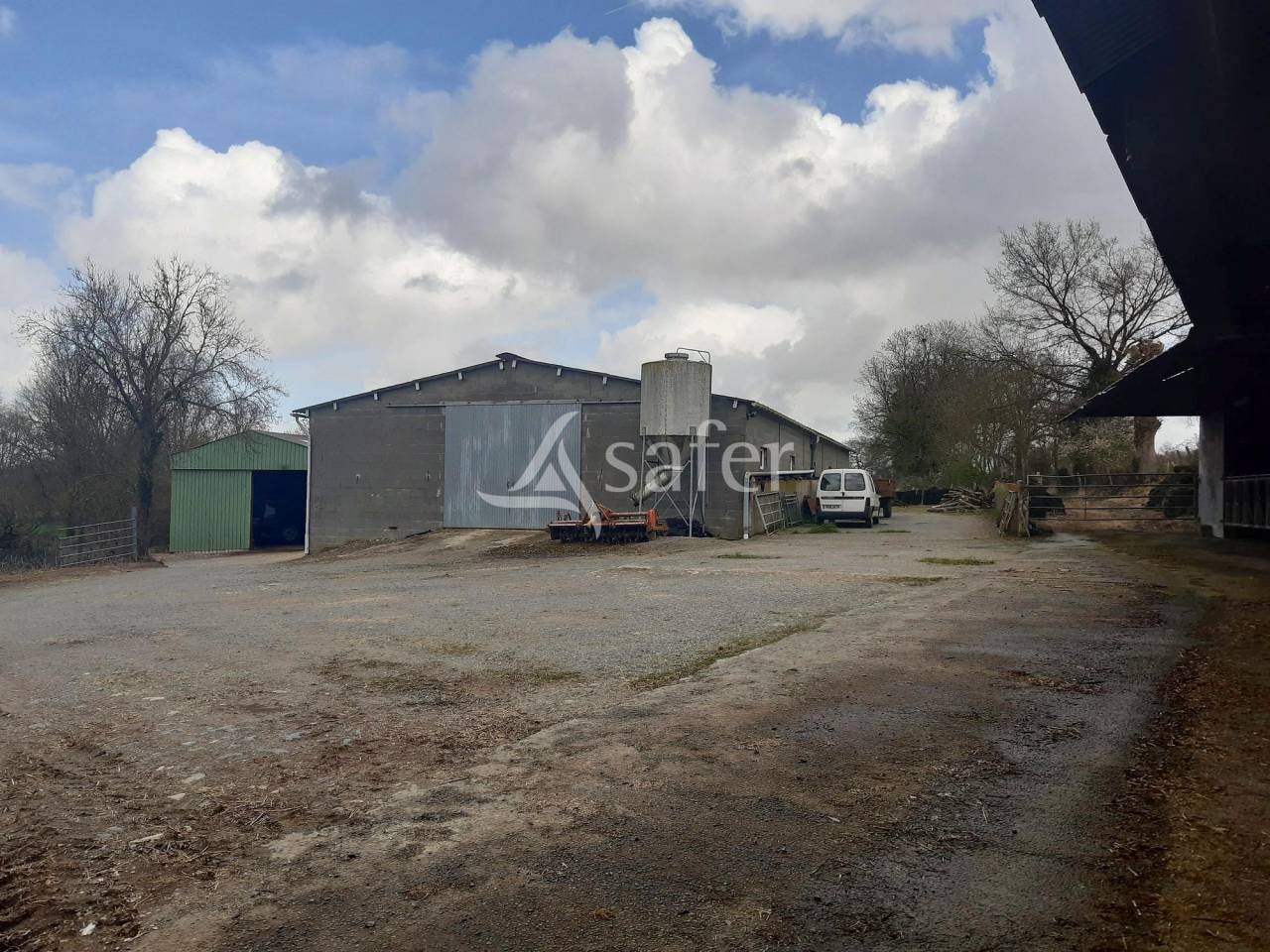 Bâtiments Agricoles sur environ 15 ha