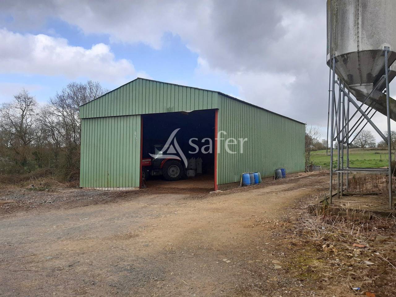 Bâtiments Agricoles sur environ 15 ha