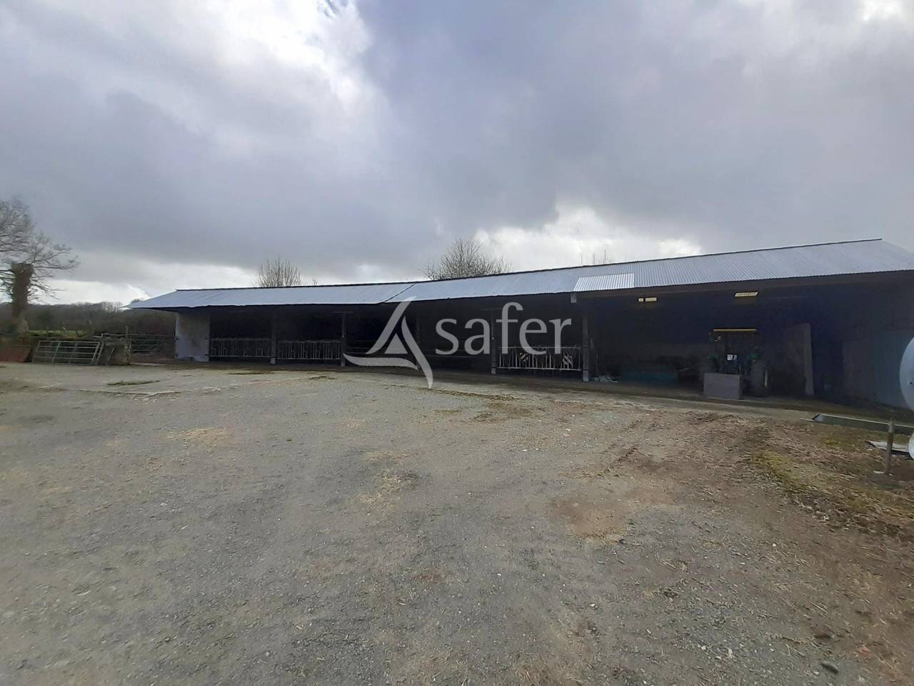 Bâtiments Agricoles sur environ 15 ha