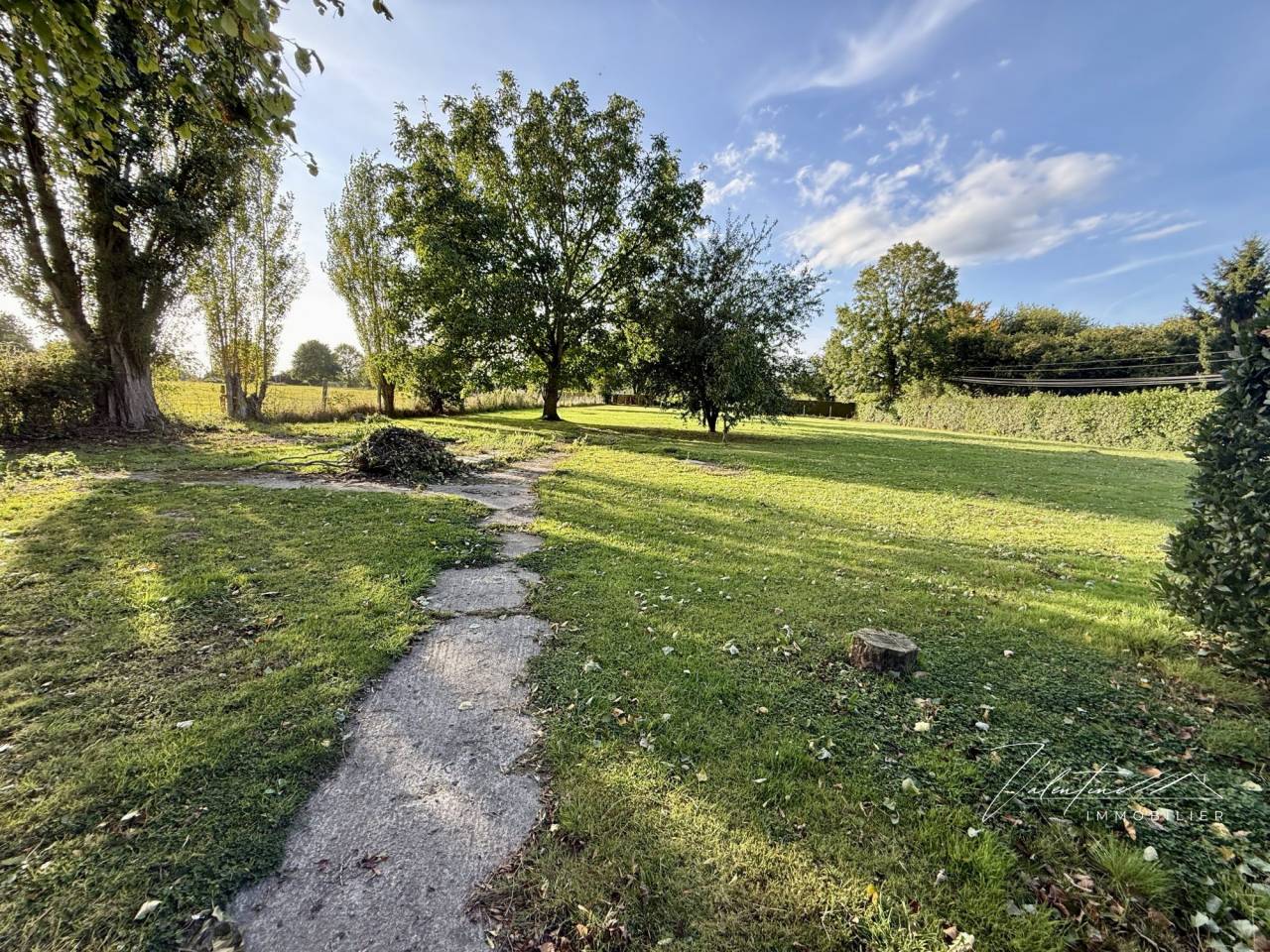 TERRAIN CONSTRUCTIBLE DE 2.385 M2 PROCHE PONT-L'ÉVÊQUE