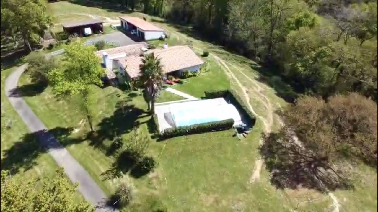 Propriété 184m2 sur 3,5 HA,piscine, dépendances 
