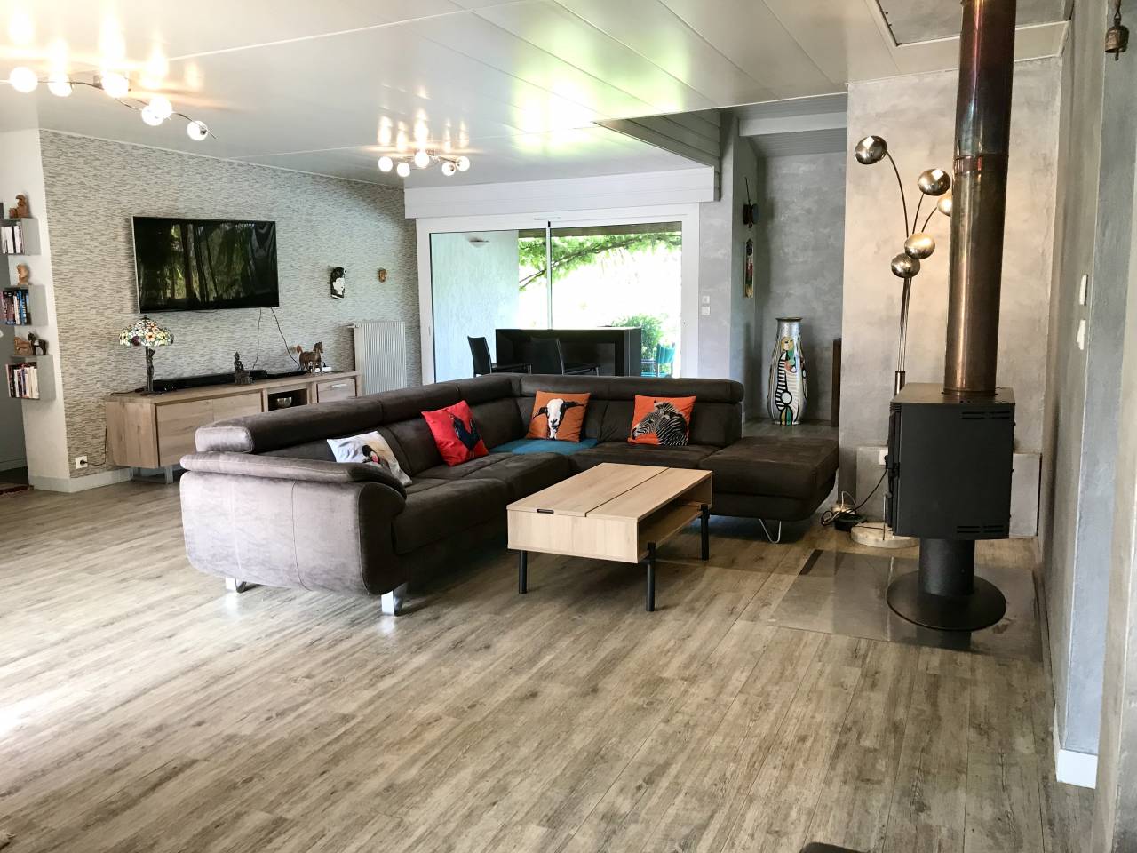 Propriété 184m2 sur 3,5 HA,piscine, dépendances 