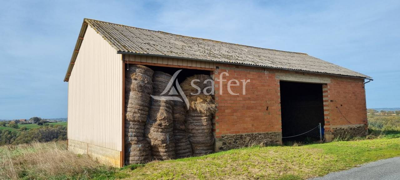 Ilot de 7ha66 avec hangar agricole en Aveyron