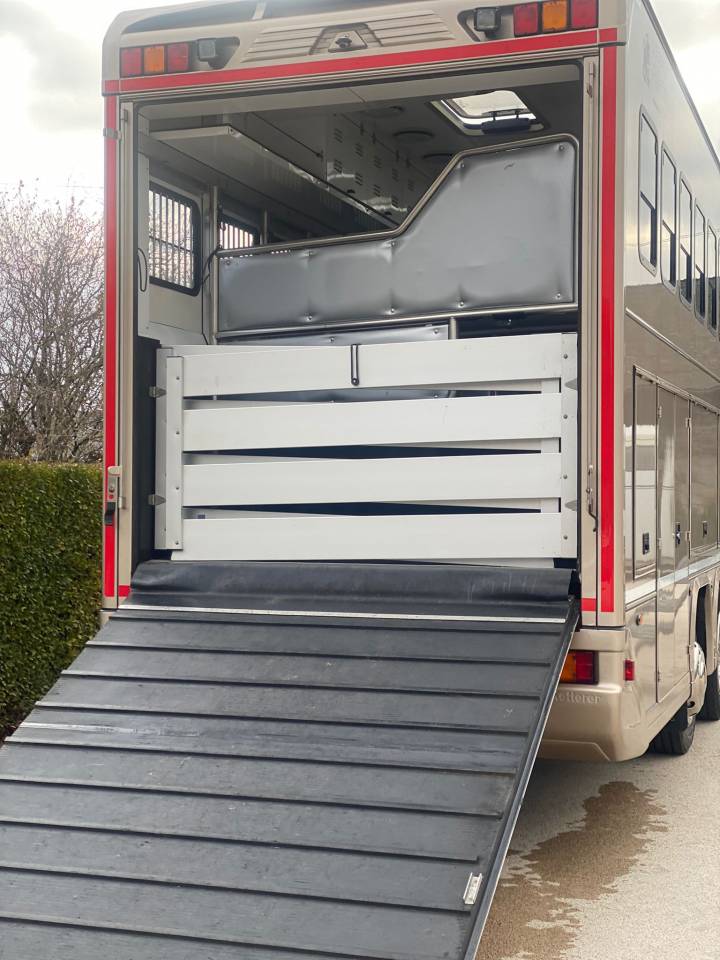 Camion scania P400 transport de 7 chevaux