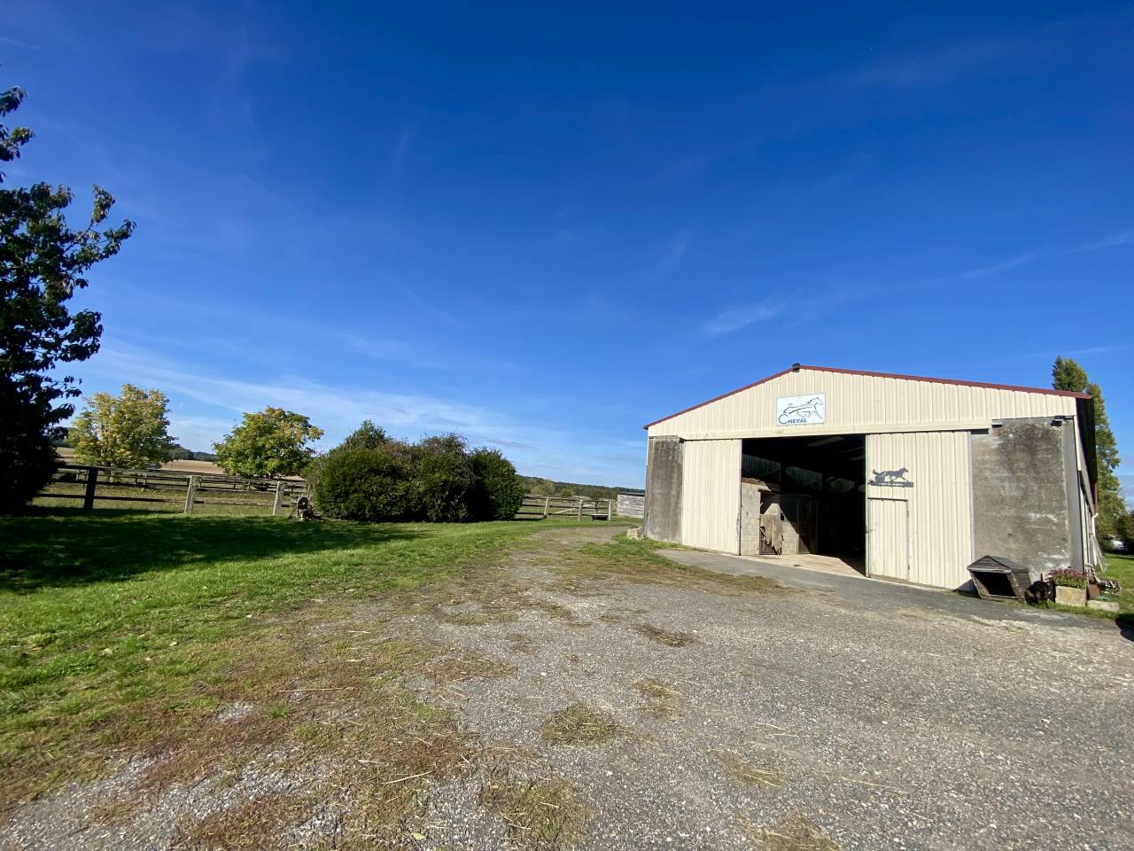 Ecurie - 4,5 hectares - Proche Provins