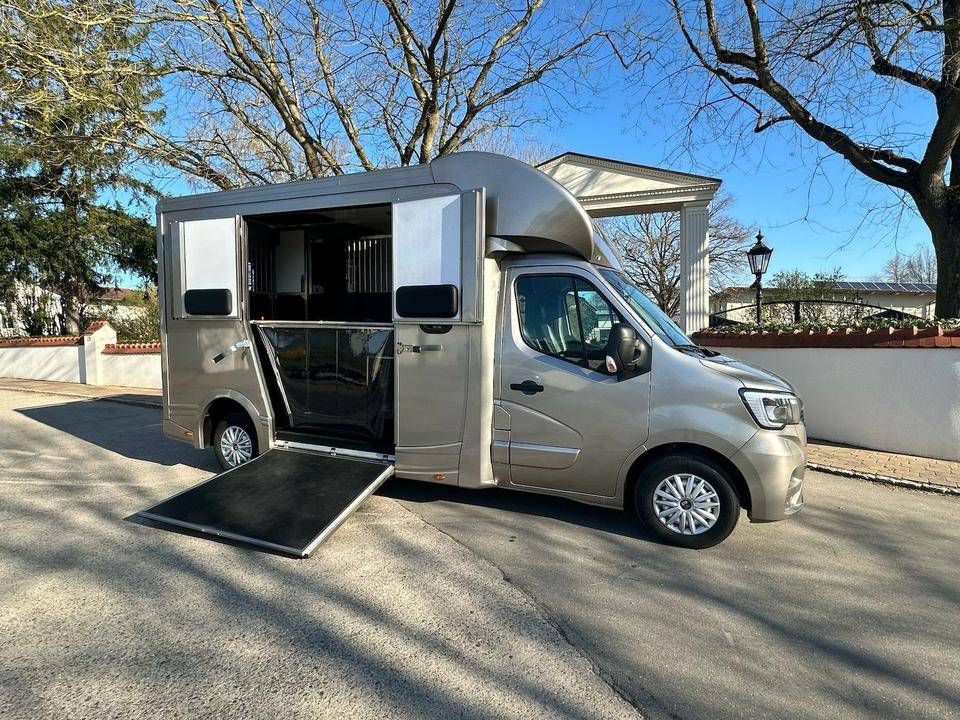 Renault Haras ATM 1-2 chevaux – 5 places, boîte automat