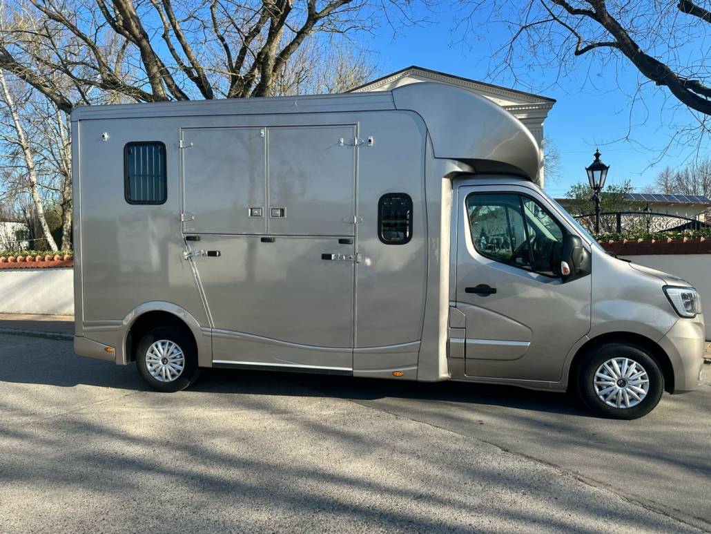 Renault Haras ATM 1-2 chevaux – 5 places, boîte automat